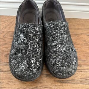 Dansko Winona Slip On Clogs Mules in Metallic Floral 38